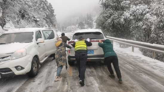 湖南桑植：众志成城抗击低温雨雪冰冻天气