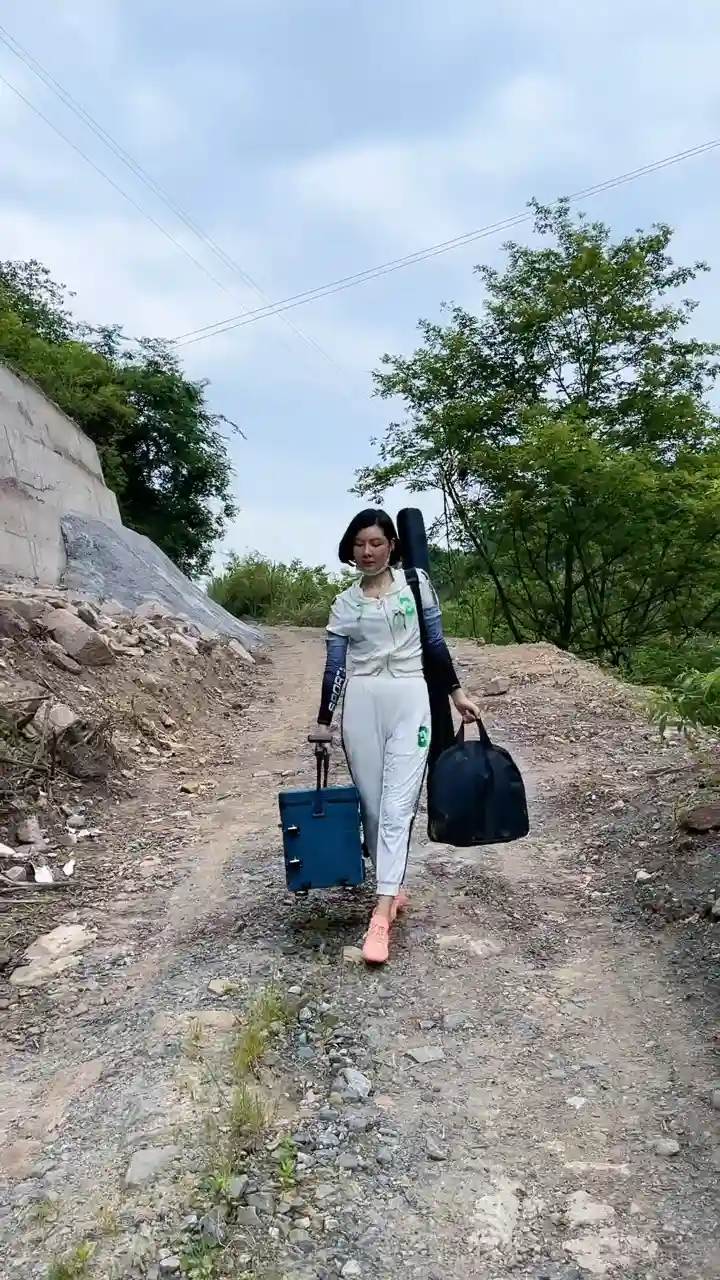 贵州女子狂钓3盆鲫鱼,边炸鱼边吐槽送都送不完!网友想找她组队