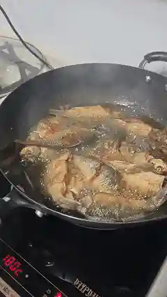 贵州女子狂钓3盆鲫鱼,边炸鱼边吐槽送都送不完!网友想找她组队
