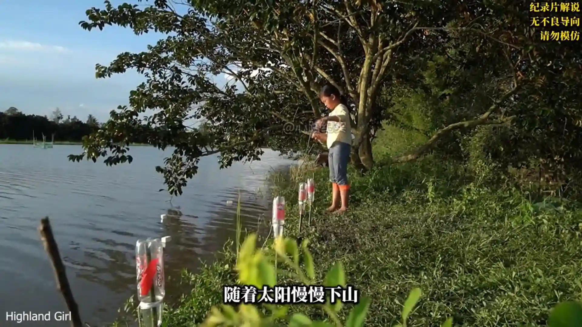 贫困越南女孩小琳自制钓鱼工具,钓起十斤重鲶鱼,靠勤劳自...
