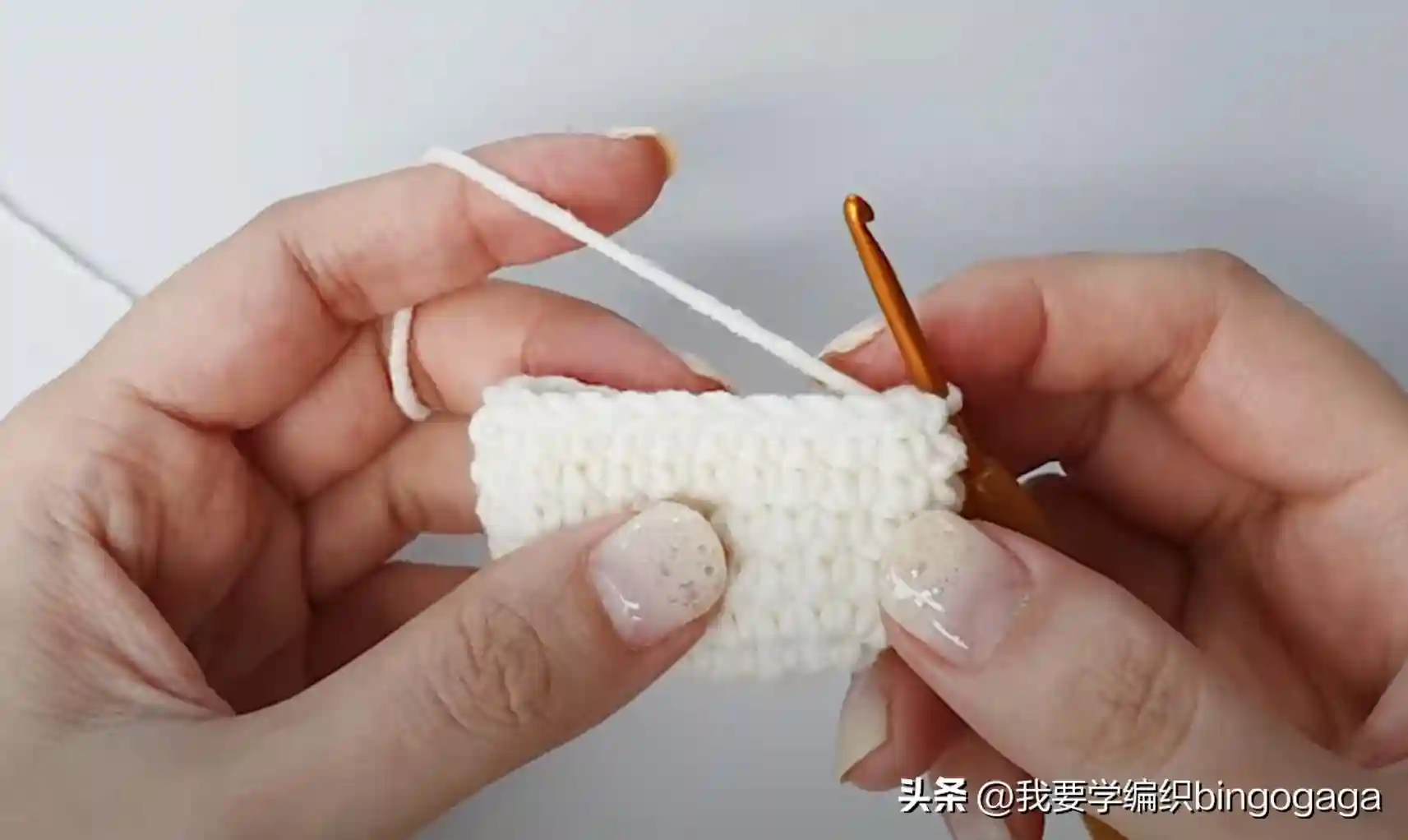 钩个可爱的小挂饰配包包，一天心情美美哒，小鸭子挂饰编织教程