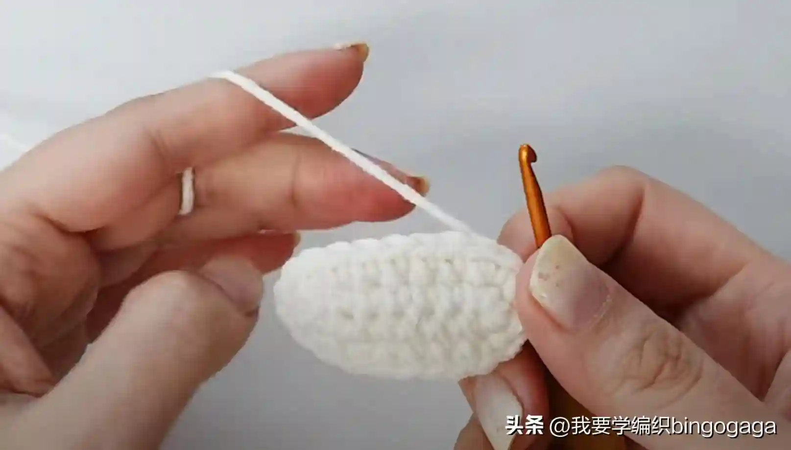 钩个可爱的小挂饰配包包，一天心情美美哒，小鸭子挂饰编织教程
