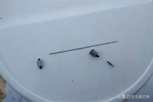 野钓遇上小鱼闹窝,可以试试双坠钓组,别不信,一钓一个准!