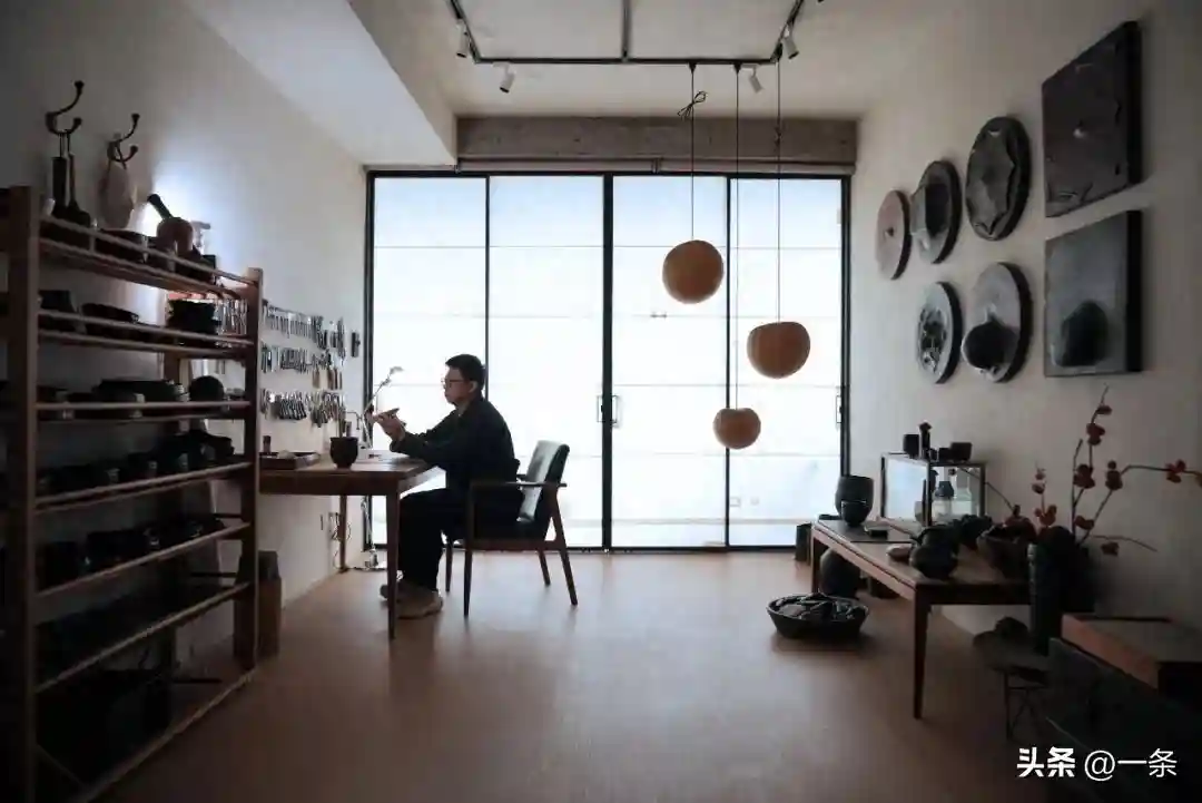 一张皮他玩了26年:我享受被包裹又挣脱的感觉